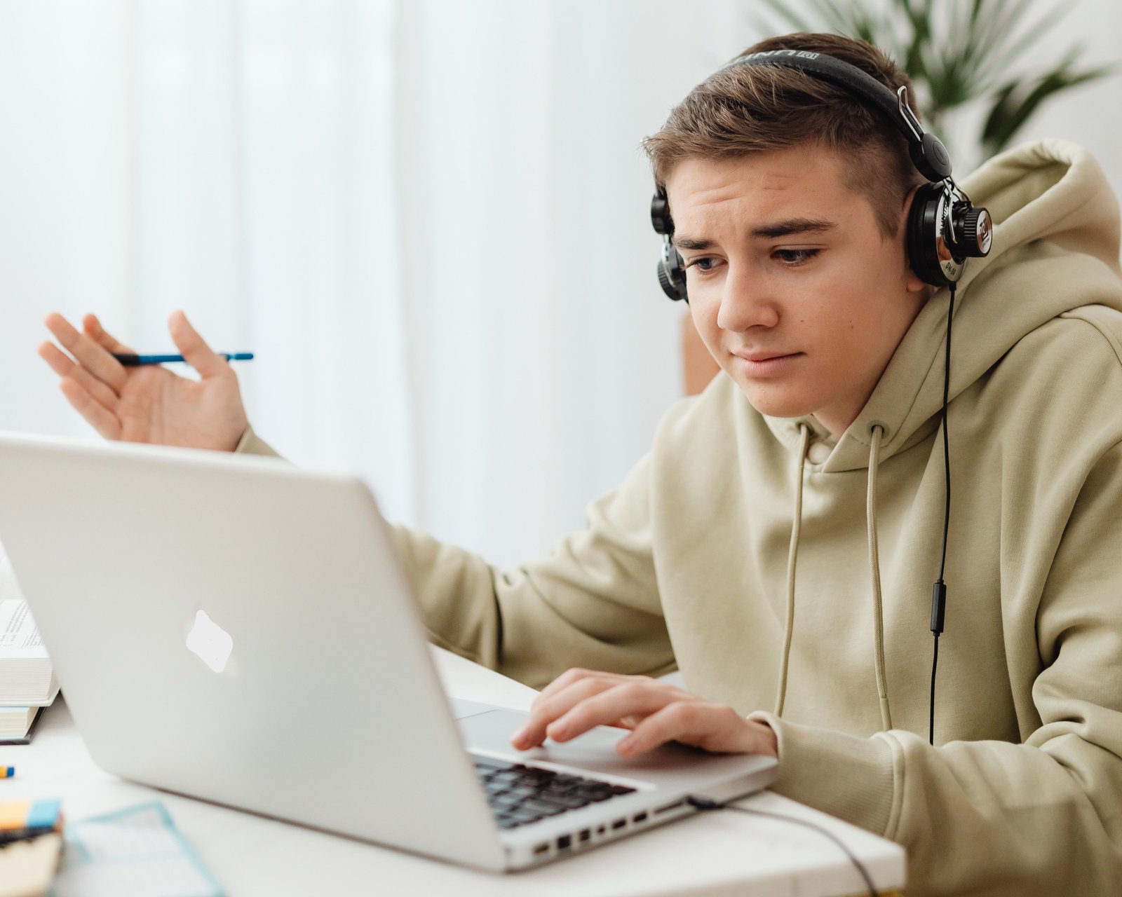 Estudiante en clase virtual
